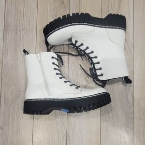 White boots size 7.5